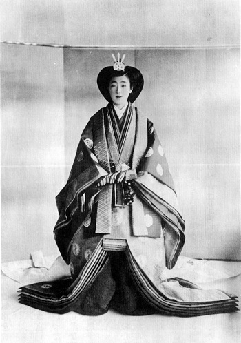 十二単を着た良子女王